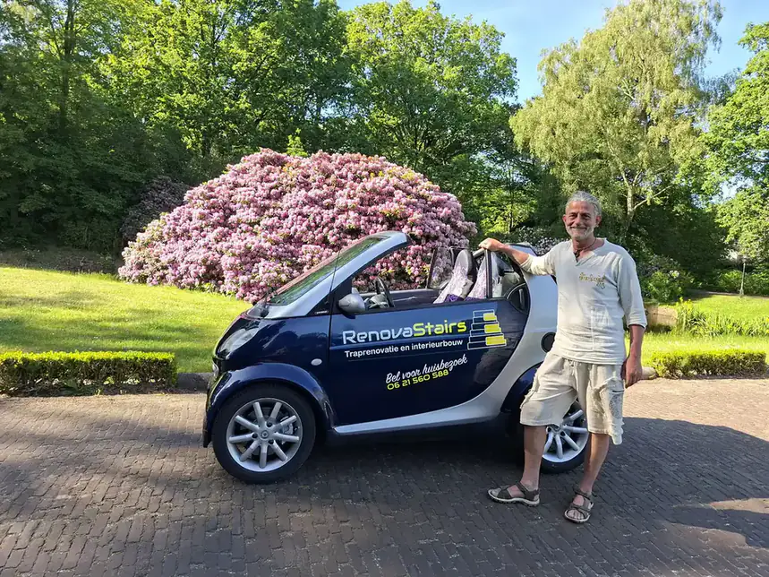Marco Kroet van RenovaStairs naast zijn bedrijfsauto
